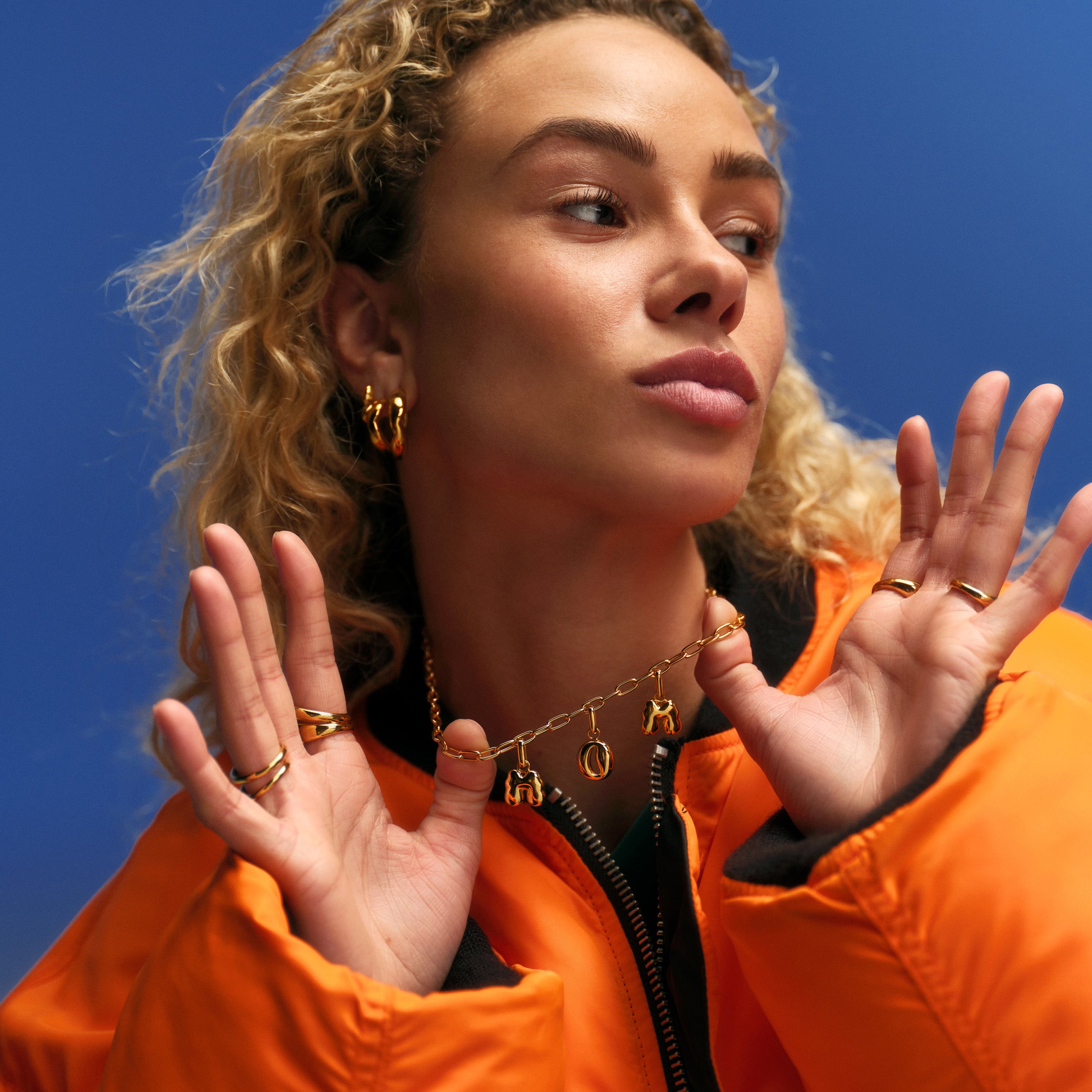 Puffer Letter Charm vedhæng - forgyldt